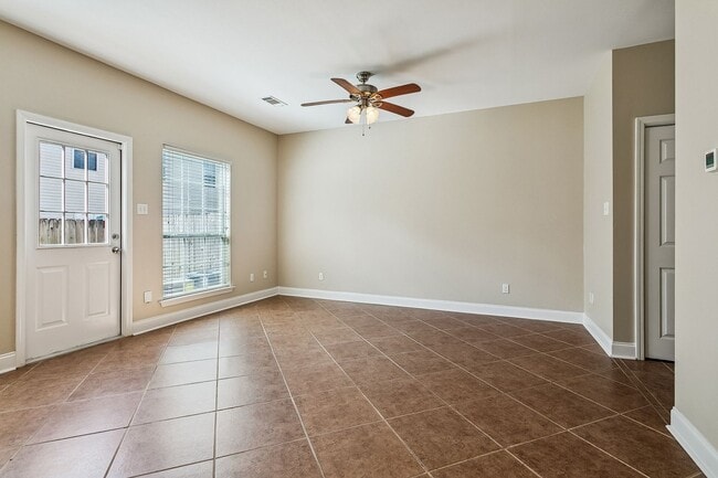 Building Photo - 3BR/2.5BA Townhome — Garage + Backyard — Great Schools