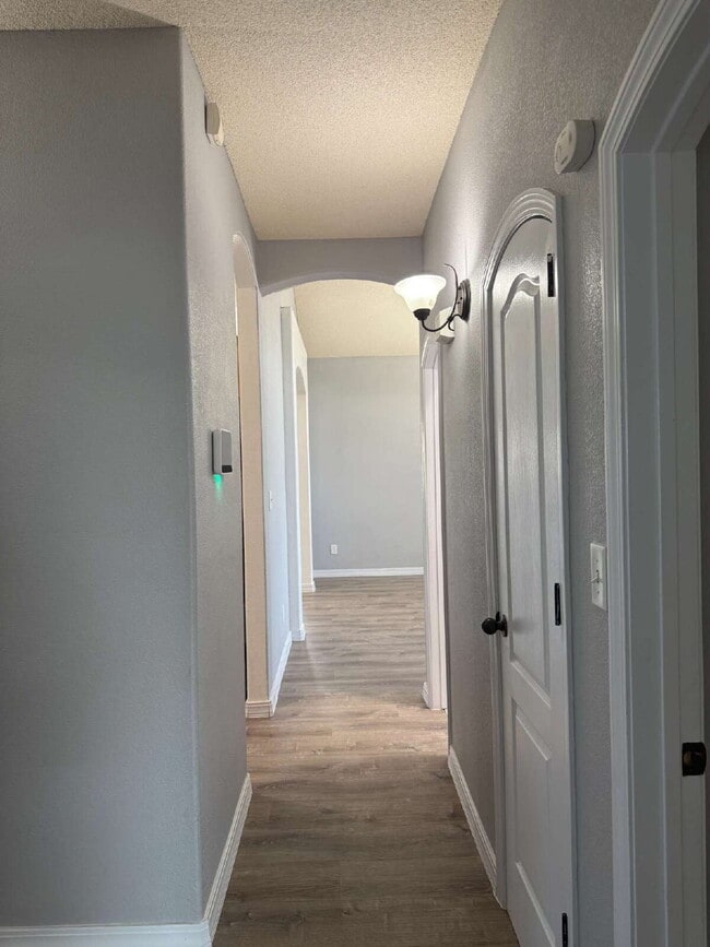 Building Photo - "Charming 3-Bedroom Retreat with 2 Full Ba...
