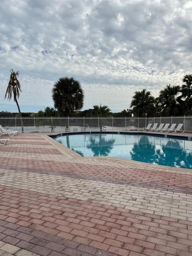 Building Photo - 9365 Fontainebleau Blvd