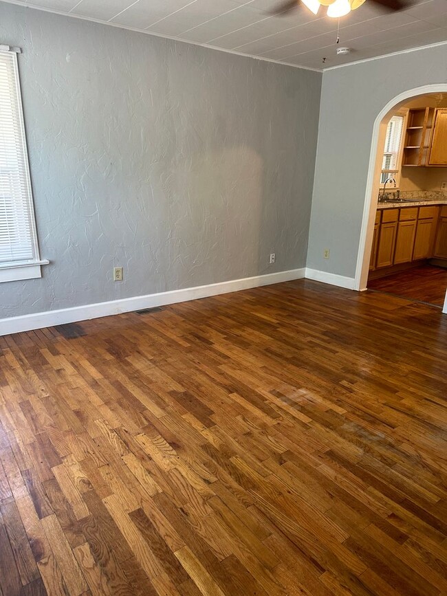 Building Photo - 2 bedrooms, 1 bath on large lot with garage