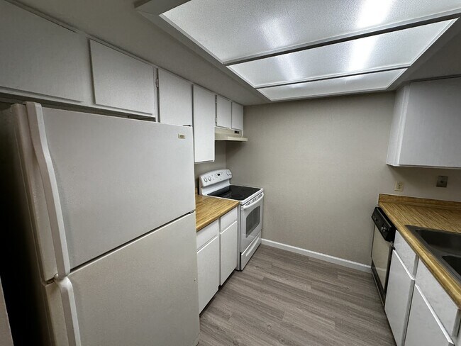 Building Photo - Charming condo in the Chestnut Community!  Available Now!
