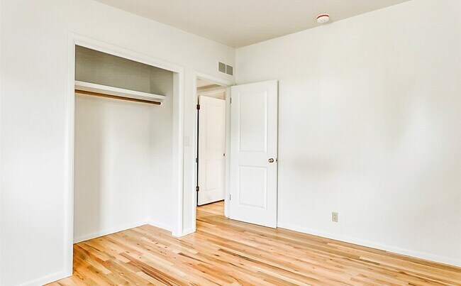 Building Photo - Beautiful 4 bedroom, 2 bath home in Southe...
