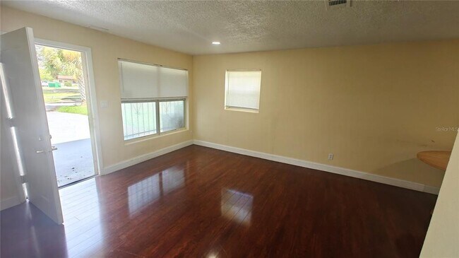 Building Photo - 6918 Ravenna Ave