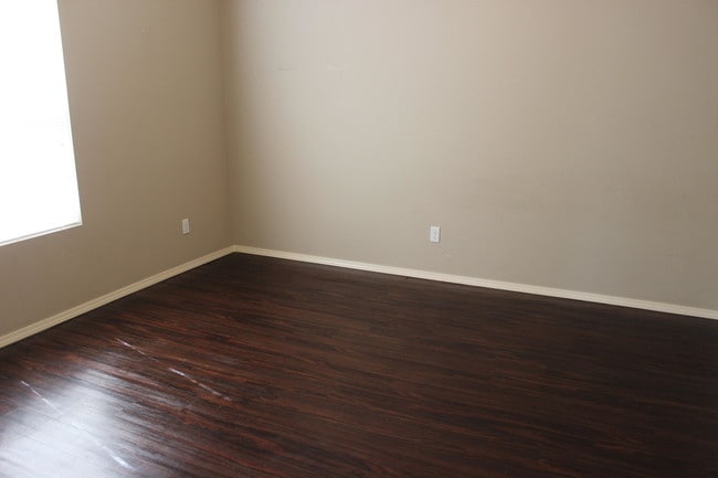 Building Photo - 5001 Raintree Cir
