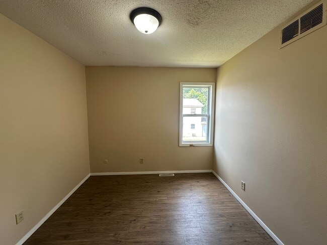 Building Photo - 706 Crescent Dr