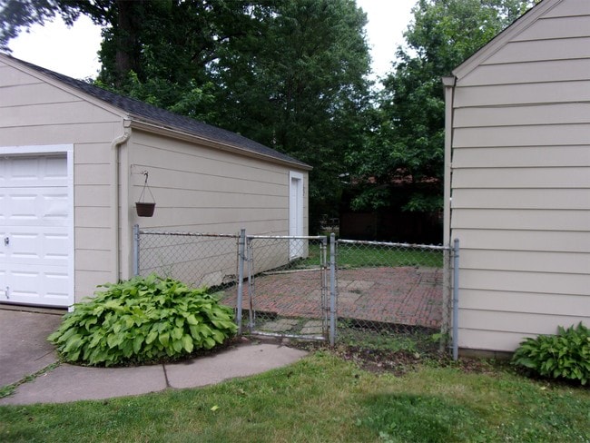 Building Photo - 1975 Tudor St