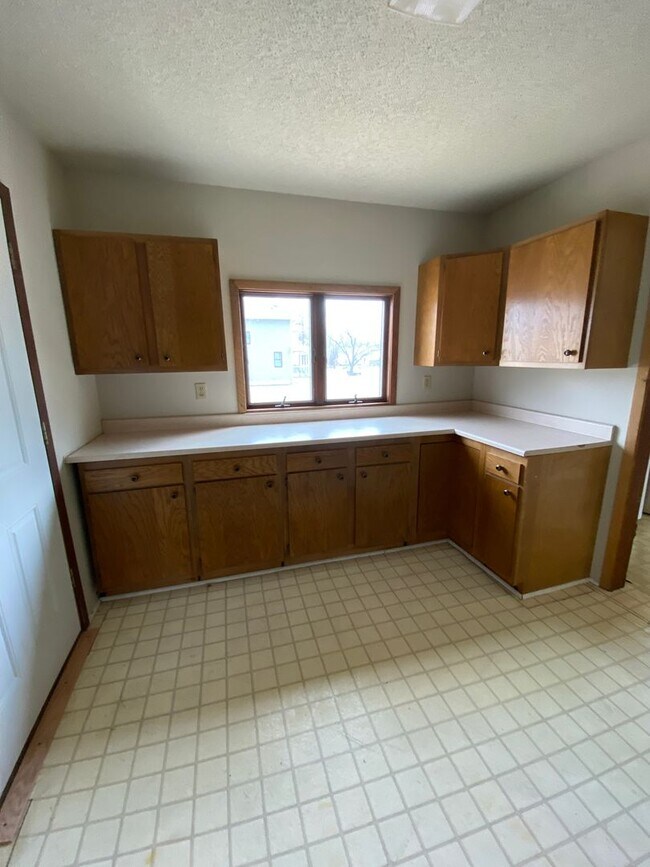 Building Photo - Spacious Home Available Now!