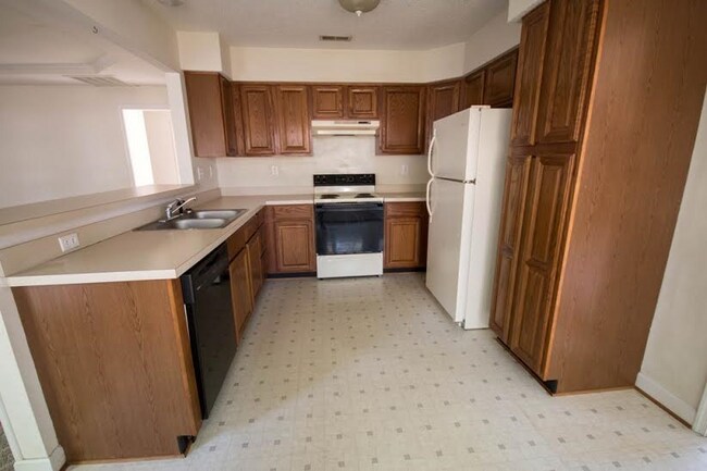 Building Photo - 4 bedroom/2.5 bathroom- Michaels Woods
