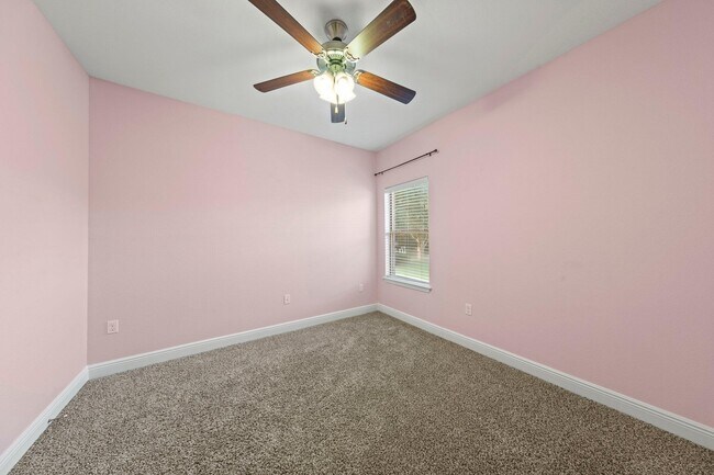 Building Photo - 208 Foxchase Way