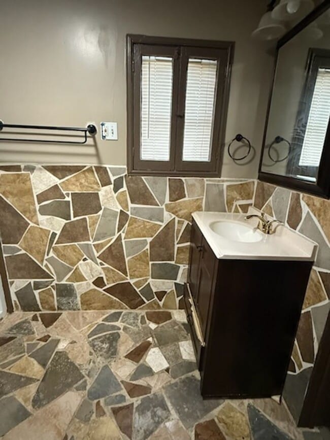 Building Photo - 2 Bedroom House with Fenced in backyard