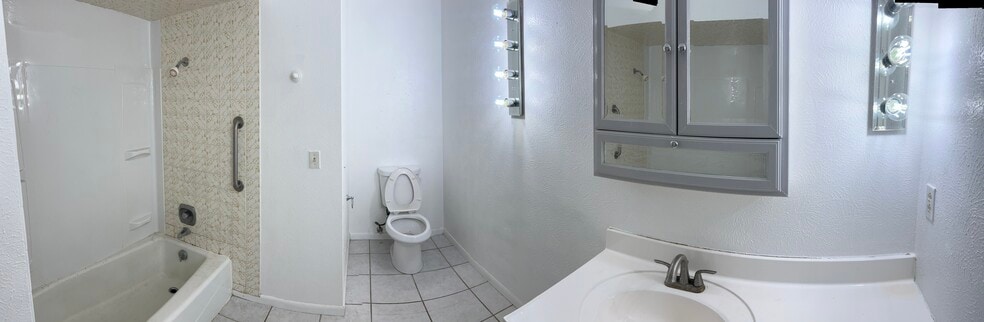 Full bathroom - 4217 Lori Dr