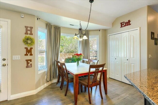 Building Photo - Expansive 5 Bedroom Home in St. George!