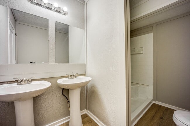 Building Photo - Freshly Updated 3 Bedroom House