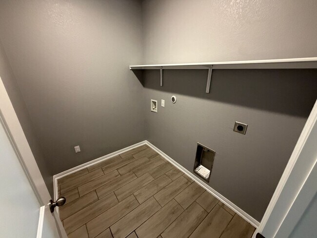 Building Photo - 3923 Gervasi