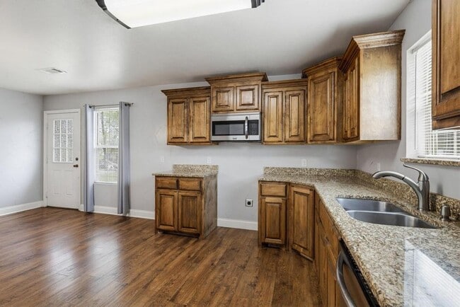 Building Photo - Step into comfort and modern convenience with this charming 3-bedroom, 2-bathroom home in Sherman...