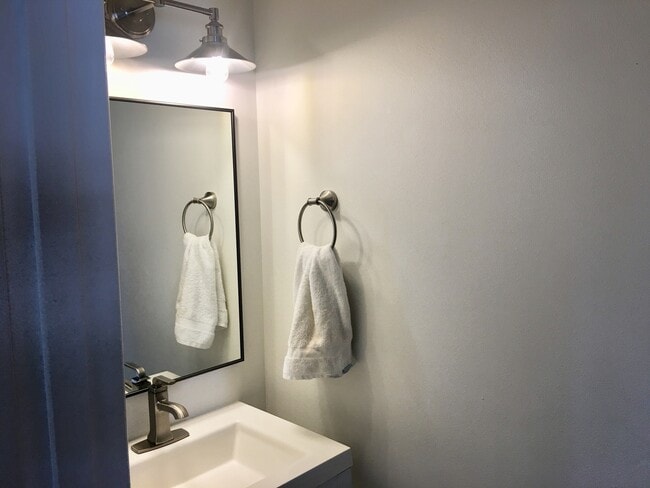 Building Photo - Stylish Townhome in Broadview