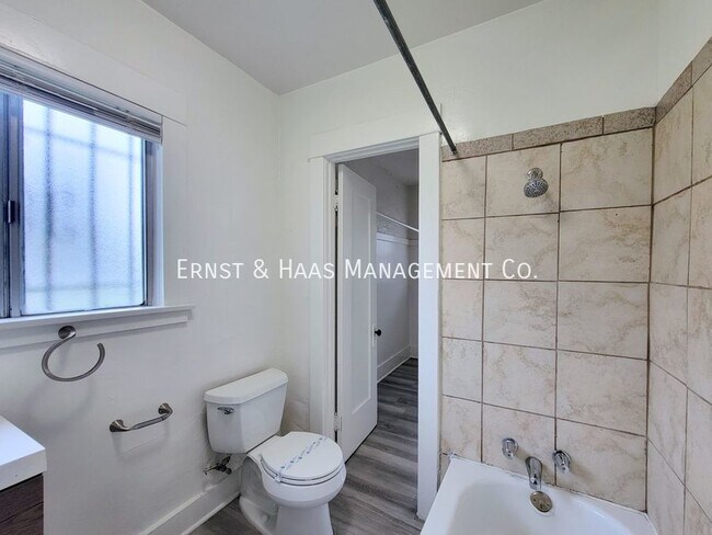 Building Photo - Charming 1+ Bedroom California Bungalow home!