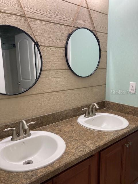 Building Photo - 7 Roxanne Pl