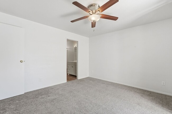 Building Photo - Two Bedrooms! 1 Car Garage!