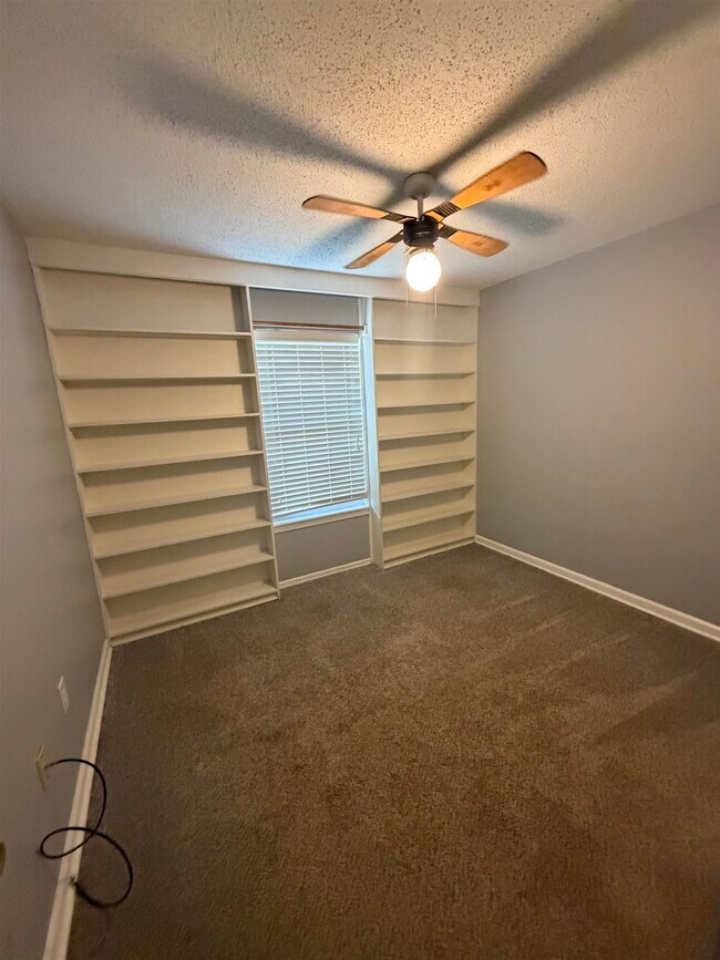 Building Photo - 7016 Pam Dr