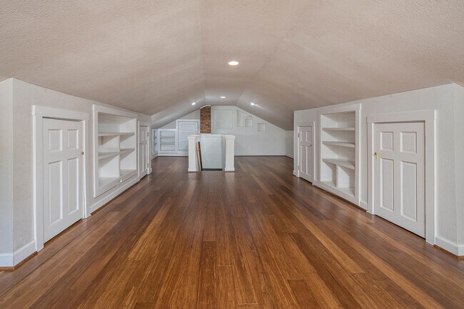 Building Photo - Charming Craftsman Home in Montford