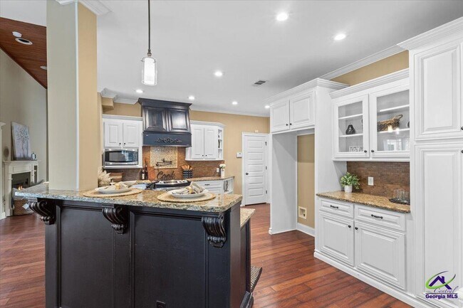 Building Photo - 300 Cheshire Dr