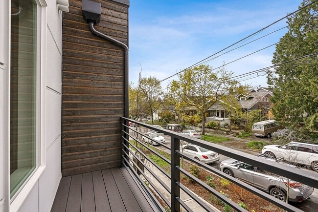 Building Photo - Judkin Parks Townhome
