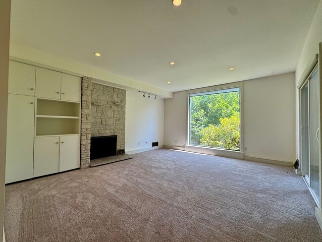 Building Photo - Hawthorne Hills Home