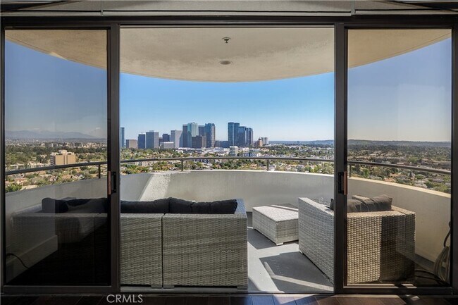 Building Photo - 10560 Wilshire Blvd