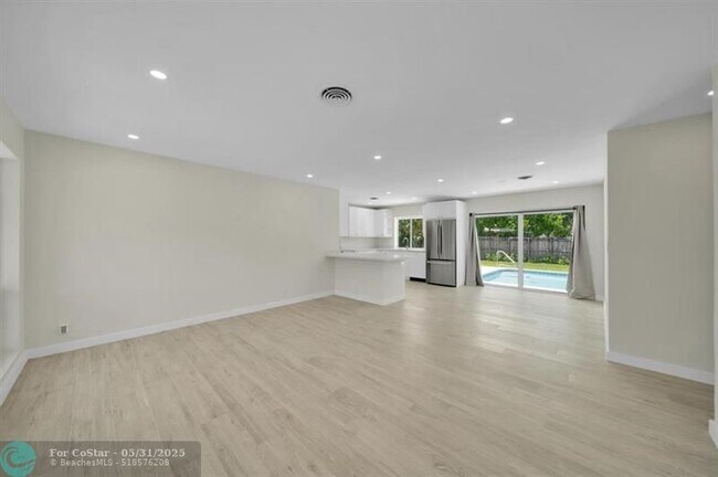 Building Photo - 2051 NE 60th St