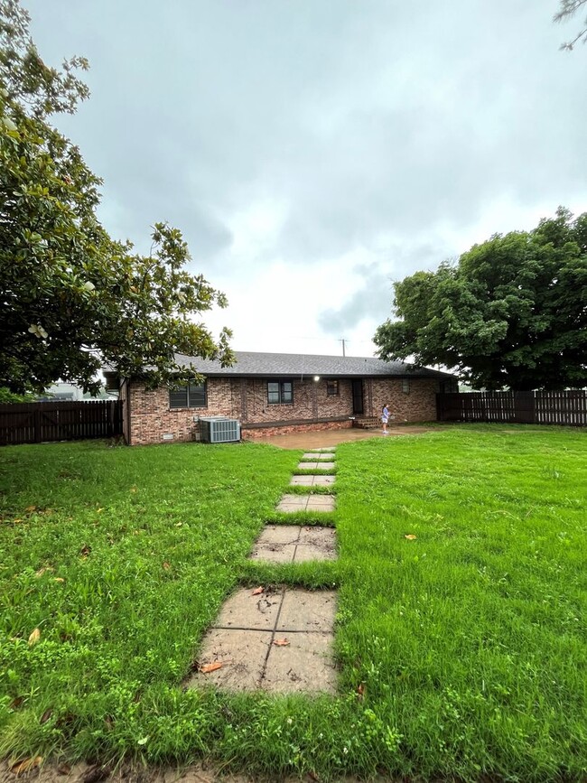 Building Photo - 3 bedroom 1. 5 bath home in Rogers / fence...