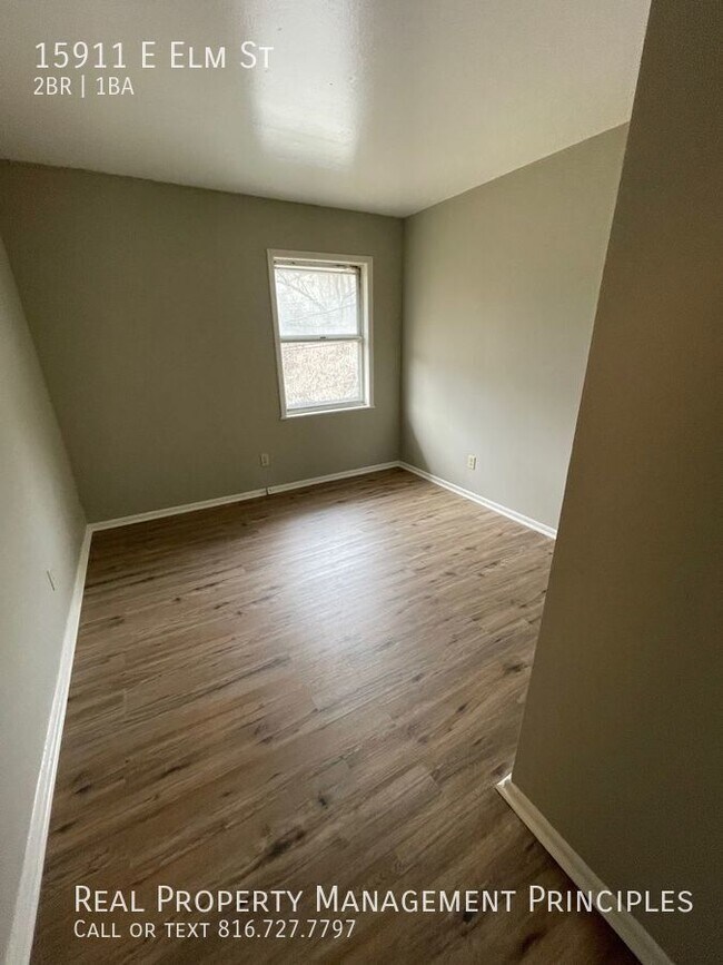 Building Photo - Newly Remodeled Townhouse Charmer!