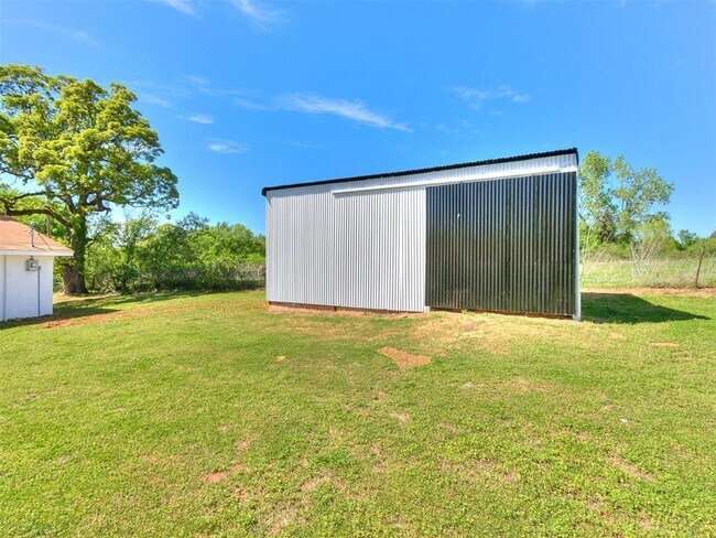 Building Photo - 502 N Oak St