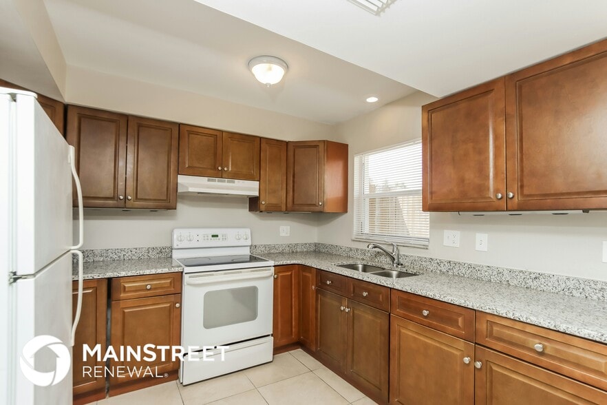 Building Photo - 839 Onyx Dr NE