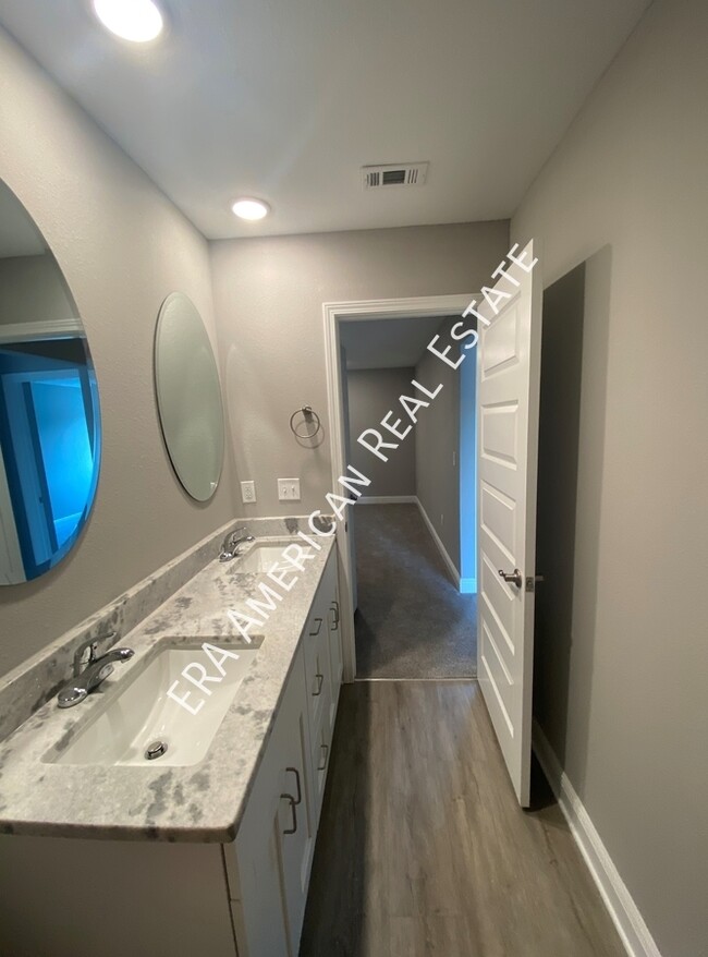 Building Photo - 957 Skylark Rd