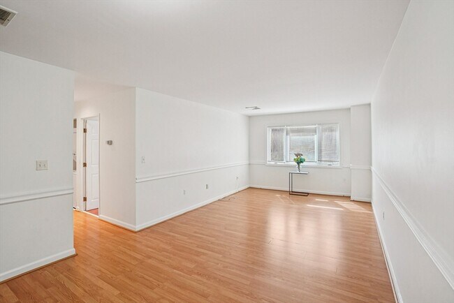 Building Photo - 35 Des Moines Rd