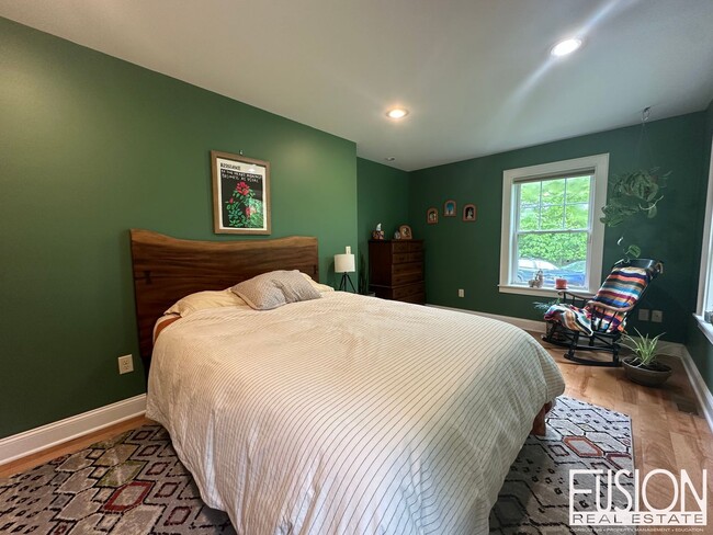 Building Photo - Beautiful, Spacious, Private Four Bedroom ...