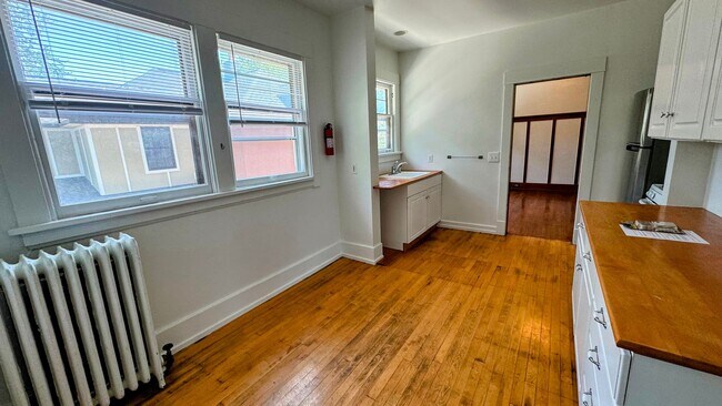 Building Photo - 709-711 Hawthorne NE