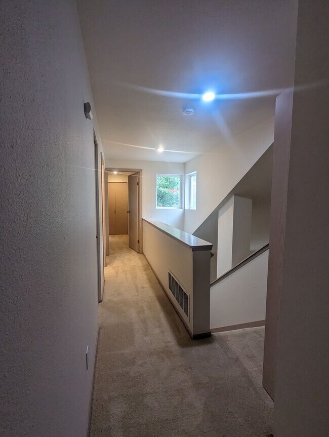 Building Photo - 3-Bedroom Silverdale Ridgetop near Island Lake.