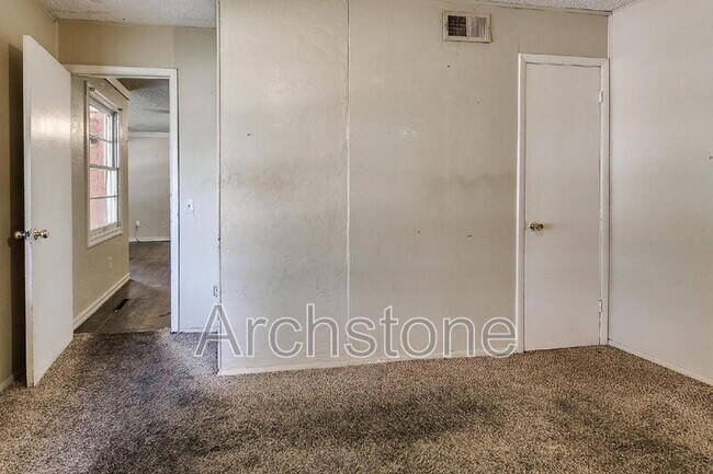 Building Photo - 724 General Senter Dr