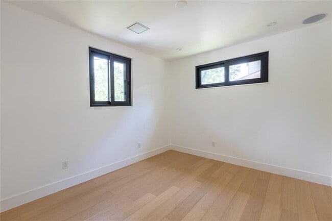 Building Photo - 2945 Moss St