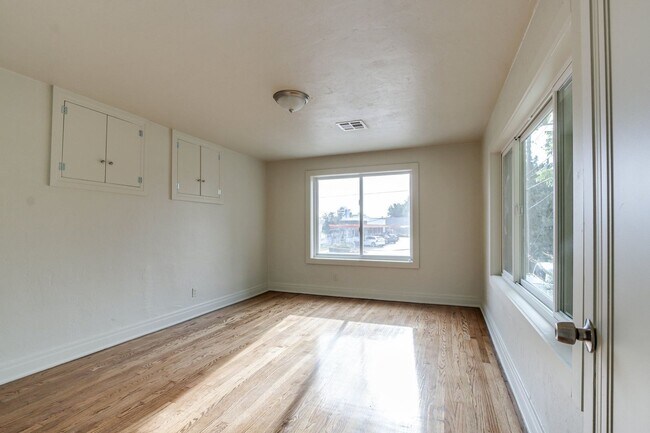 Building Photo - Charming Updated 1-Bedroom Home in Great L...