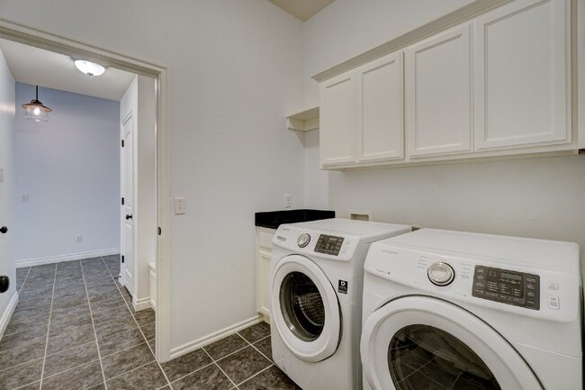 Building Photo - 3900 Sierra Vista Way