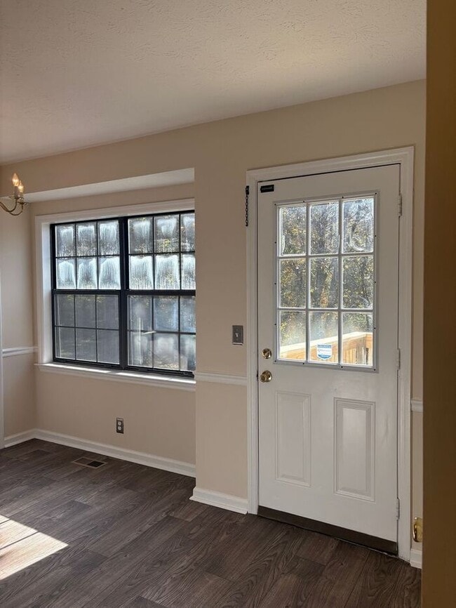 Building Photo - 3 Bed/2 Bath with Deck/Yard in quite neigh...