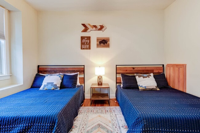 Building Photo - 376 Grandview Dr