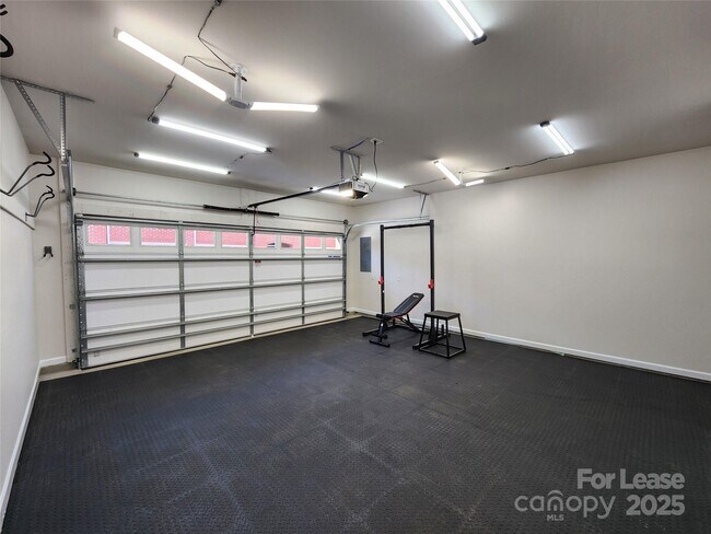 Building Photo - 326 Sadie Dr