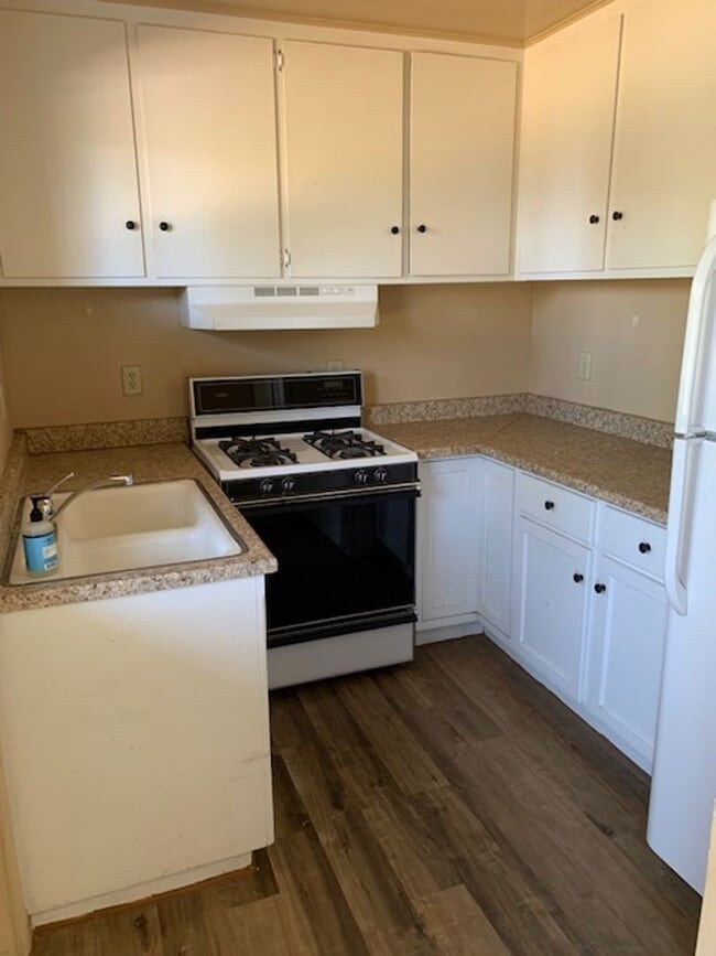 Building Photo - Spacious Duplex in South Redlands with Pool Access