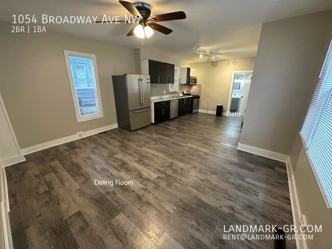 Building Photo - Updated 2-3 Bed, 1-Bath – First Month $1,0...