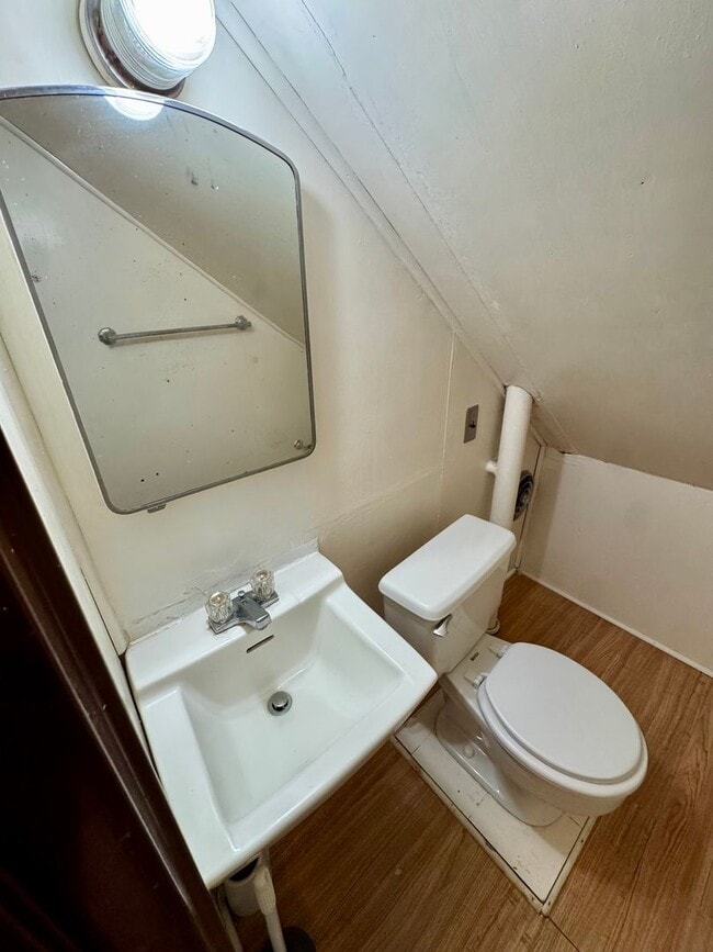 Building Photo - Charming 4 Bed 1.5 Bath house with BRAND NEW KITCHEN!!!