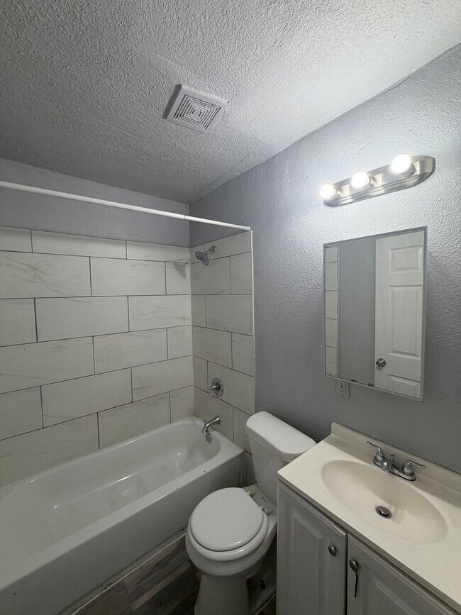 Building Photo - 3 Bedroom, 1 Bathroom Single-Family Home – Fort Worth, TX 76105